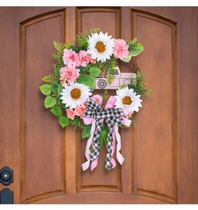 Detailed close-up of a pink vintage truck centerpiece with white sunflowers on a wreath
