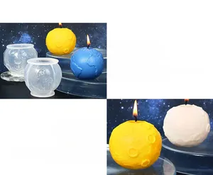 Dettaglio degli stampi in silicone per candele con texture della luna e della terra