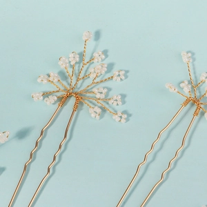 Épingles à cheveux de mariée avec fleurs en perles blanches et fils métalliques dorés