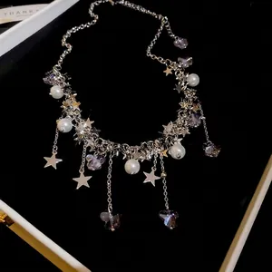 Collier à pampilles avec étoile, perle et papillon violet présenté dans son coffret cadeau