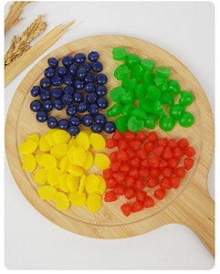 Vista detallada de varias cuentas de cera en miniatura con formas de frutas en bandeja