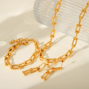 Détails de l'ensemble de bijoux dorés avec collier, bracelet et boucles d'oreilles