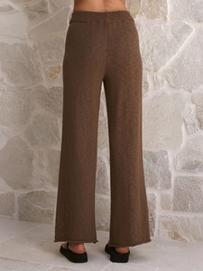 Détail du pantalon en maille marron à jambes larges avec taille élastique côtelée