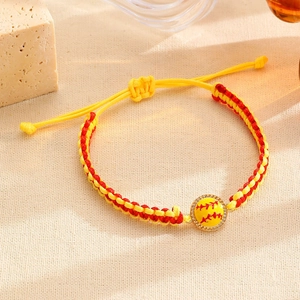 Close-up van een rood-gele gevlochten honkbalarmband op een linnen achtergrond