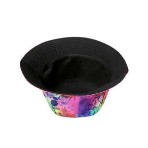 Vue de dessus du bob avec imprimé galaxie tie-dye violet et motifs de notes de musique