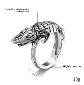 Detalle del anillo de cocodrilo en acero de titanio con 15mm de ancho y escamas finas