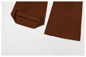 Gros plan des coutures à double aiguille et de la texture du pantalon de yoga bordeaux