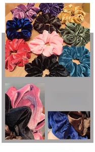 Macro detail van diverse kleurrijke fluwelen scrunchies met zachte textuur en glans