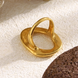 Bague géométrique irrégulière en acier inoxydable plaqué or 18 carats au design épuré