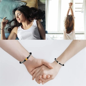 Bracelets en pierres noires mates avec perles d'accent jaunes et argentées pour couples