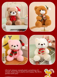 Détail de quatre ours en peluche de Noël marron, rose et blanc avec écharpes festives