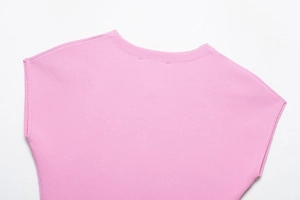Dettaglio della maglia rosa che mostra il girocollo e la trama morbida del tessuto