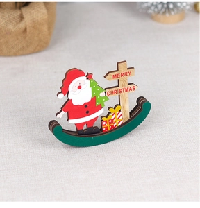 Détails des figurines culbuto en bois Père Noël et sapin sur un support texturé