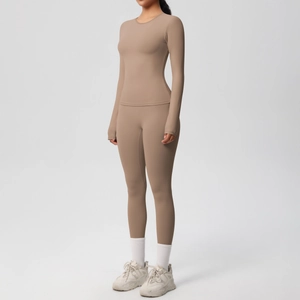 Dettaglio completo del set yoga color terra con leggings a vita alta e maglia a maniche lunghe