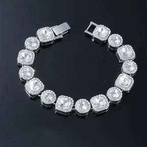 Bracciale a maglie argentate con pietre quadrate e tonde su superficie nera riflettente