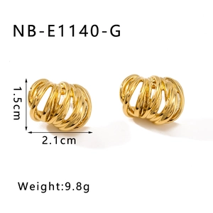Vue détaillée des boucles d'oreilles créoles en acier inoxydable plaqué or 18 carats