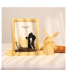 Détail du cadre photo moulin à vent de 7 pouces avec texture bois et porte-stylos