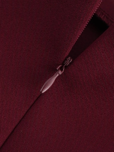 Détail d'une fermeture éclair invisible sur tissu sergé bordeaux à texture tissée fine