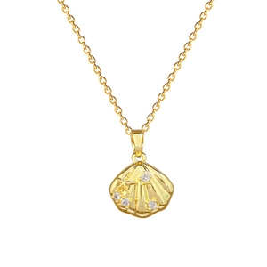 Elegante collana in titanio dorato con lussuoso ciondolo a conchiglia tempestato di diamanti