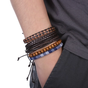 Détail de bracelets en cuir et perles de bois en marron et style à carreaux bleus