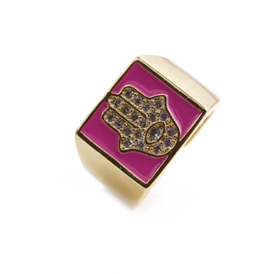 Bague ouverte dorée Main de Fatma avec émail rose et zircons sur anneau large et plat