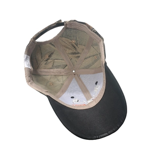 Dettaglio del rivestimento interno e dell'etichetta del materiale del cappello mimetico