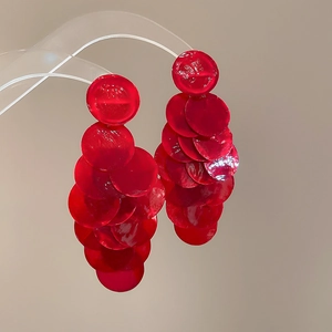 Élégantes boucles d'oreilles pétales rouges superposées en matériau brillant aspect nacre