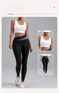 Brassière de sport blanche col U et legging taille en V portés par un mannequin