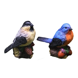 Set di due statuette realistiche di uccelli in resina con pigne per casa e giardino