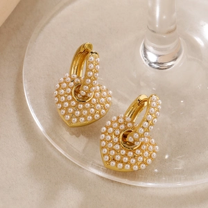 Boucles d'oreilles cœur en plaqué or avec perles pavées et zircons style luxe