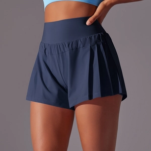 Détail du short de tennis à taille haute avec plis latéraux amincissants en bleu foncé
