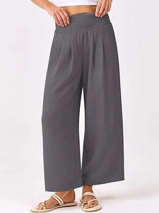Gros plan du pantalon large gris à taille smockée haute et tissu texturé plissé élégant