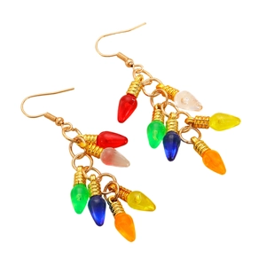 Détail de boucles d'oreilles boules de Noël colorées avec des breloques festives