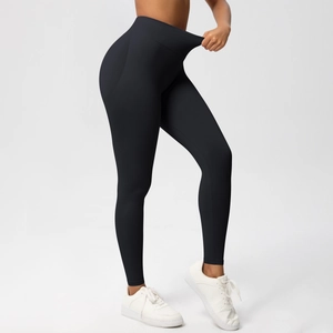 Detailaufnahme der schwarzen hoch taillierten nahtlosen Yoga-Leggings mit hoher Elastizität