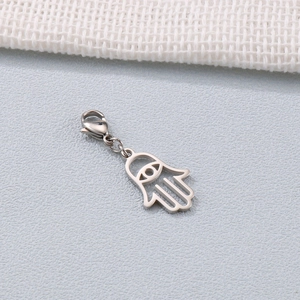 Pendentif main de Hamsa en acier inoxydable argenté avec fermoir mousqueton et fond gris