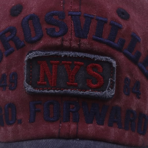 Détail du patch NYS et broderie Brosville bleue sur casquette de baseball bordeaux délavée