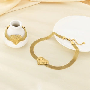 Elegantes 18K vergoldetes Halsketten und Herzanhänger Schmuckset auf Seidenhintergrund