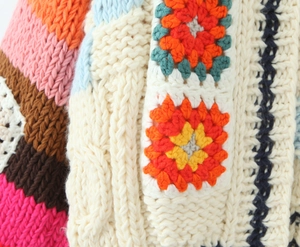 Gros plan détaillé sur les motifs crochetés à la main d'un pull en maille coloré