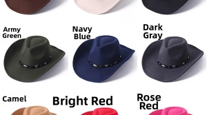 Détail de chapeaux de cowboy en feutre de diverses couleurs avec boucles métalliques