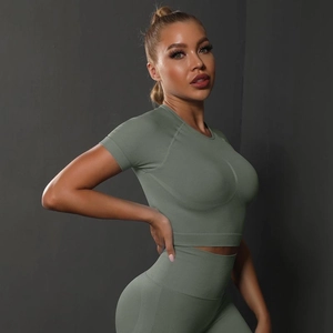 Détail de la texture tricotée sans couture vert sauge du haut court et du legging