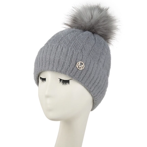 Bonnet en tricot gris pour femme avec gros pompon en fausse fourrure et logo M