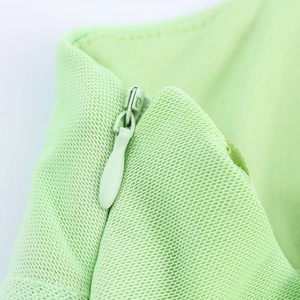 Détail de la robe vert menthe montrant le tissu texturé et la fermeture éclair invisible