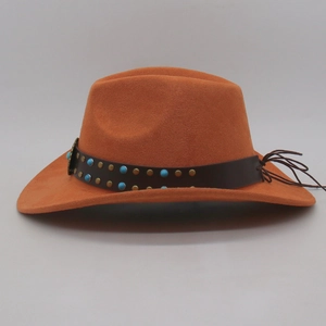 Détail d'un chapeau de cowboy en daim orange avec perles turquoises et franges
