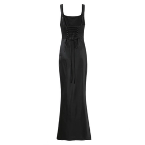 Détail du dos de la robe en satin noir avec laçage croisé et coupe sirène élégante