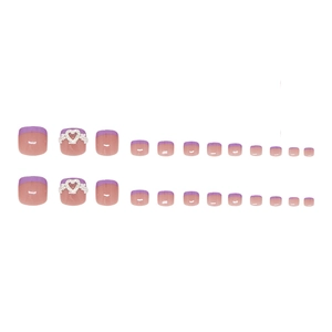 Unghie piedi stile francese rosa nudo con diamante a cuore viola e decoro floreale