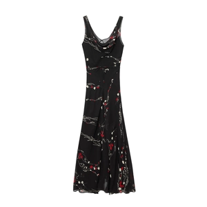 Robe maxi noire à fleurs avec décolleté en V plongeant et fines bretelles élégantes