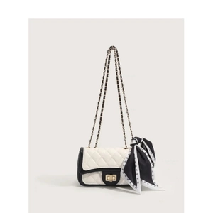 Sac bandoulière matelassé noir et blanc élégant avec boucle métal et foulard soyeux