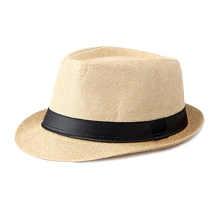 Détail du chapeau fedora en lin classique avec texture tressée et ruban noir élégant