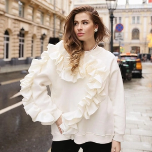 Détails de volants sur un sweat-shirt blanc cassé en coton mélangé à col rond doux