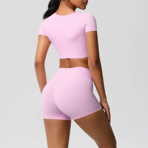 Rückansicht des rosa Damen-Yoga-Sets mit engem Crop-Top und High-Waist-Sportshorts